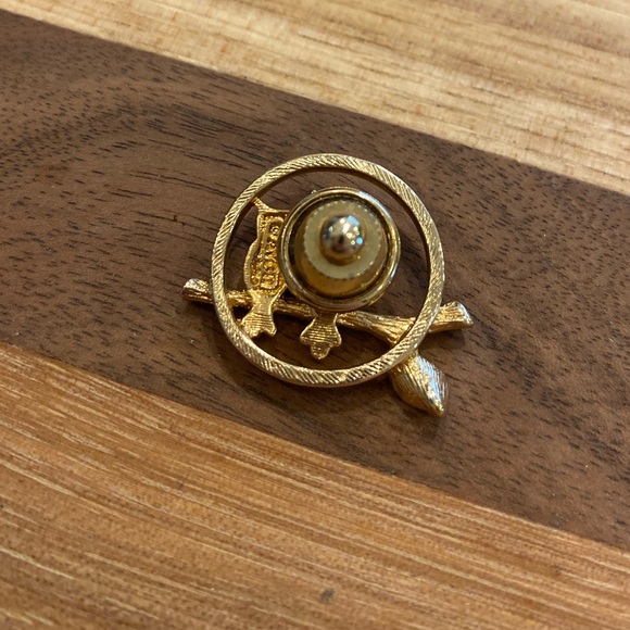 Avon Vintage Lapel Pin Two Owls on Branch Gold-Tone Circle Brooch Signed - Picture 4 of 4